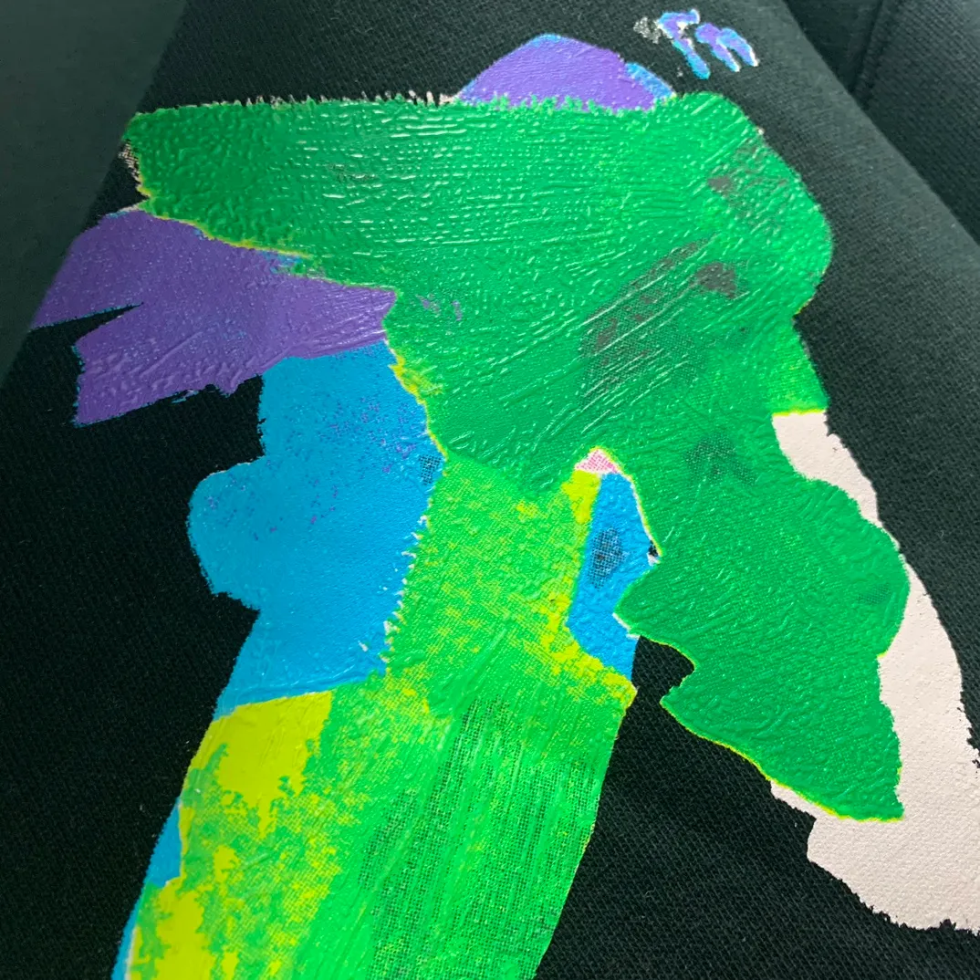 [New] 23SS top tested version environmentally friendly series OFF WHITE OW environmentally friendly ink hand-painted color graffiti pure cotton loose unisex hoodie hooded sweatshirt This printing only took two months to print, the effect is explosive, can directly distinguish the market currency. I won’t introduce much else about this and go directly to the key points. The graffiti part of this printed tree adopts the screen scraping paint graffiti process. The craftsmanship is very realistic, and the foaming treatment on the printing surface is very good, just like the texture of the brush, it is very clear and the texture is smooth. Many versions on the market directly look at the pictures to make the pattern, without worrying about this detail. The color of the front chest is the new slogan of the small size, and the back is also different. The overall printing on our back has the same effect and the same foaming process, which feels very good to the touch and looks very layered! They are all framed by the classic and iconic large warning arrows. The black ones are lake green arrows, with a few white watery patterns added; the white ones are sky blue arrows.  The fabric is made of 460g double-ply double-yarn terry fabric. The fabric feels smooth and has full drape. Size: XS-L P:390